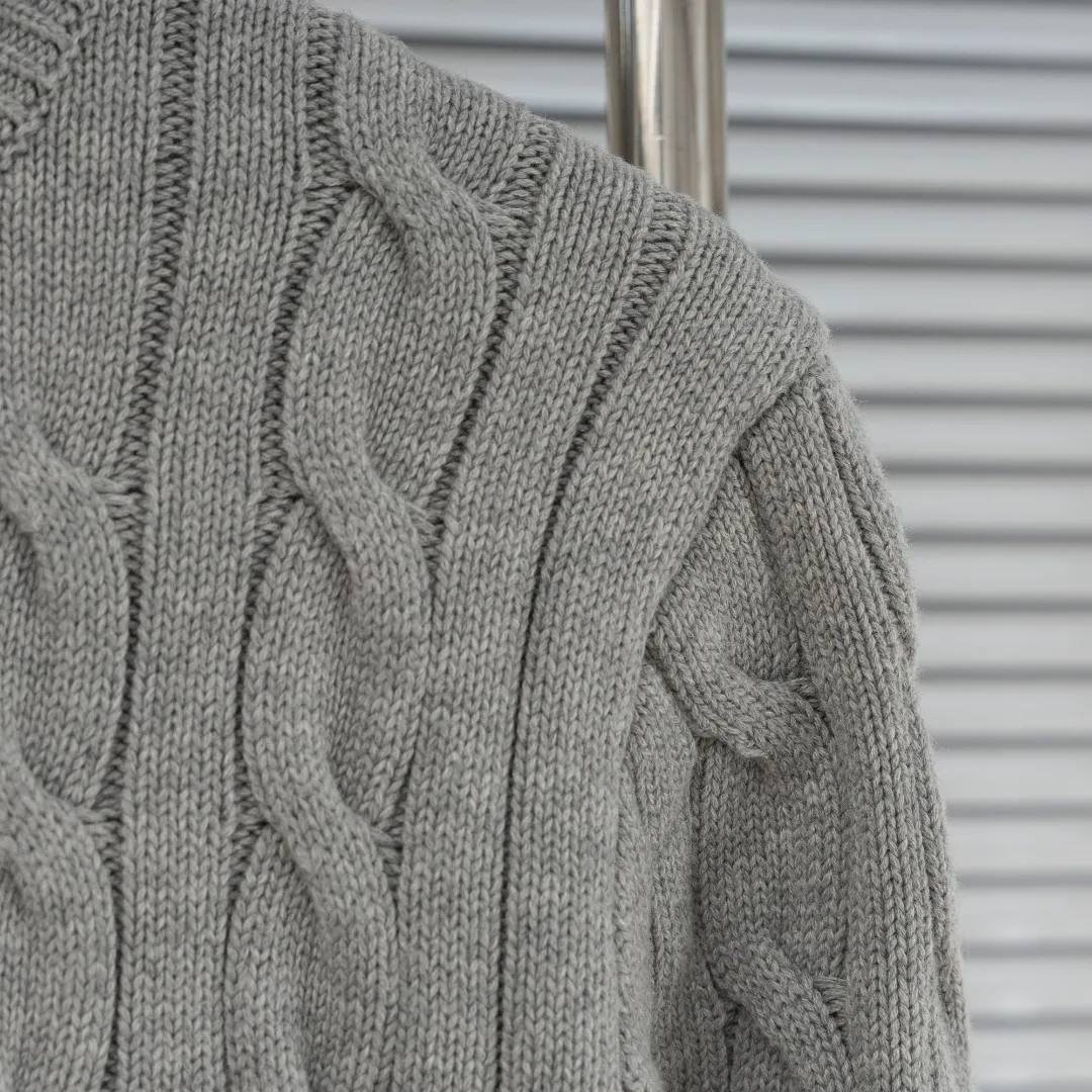 P290 top version (different currencies) You can scan the code to enter the official website. Style: Ralph Lauren POLO Ralph Lauren small label embroidered knitted cardigan jacket. Color: Picture color. Size: S-XL. Fabric: pure cotton. Accessories: full set of customized accessories. No gender distinction. Same style for men and women.
